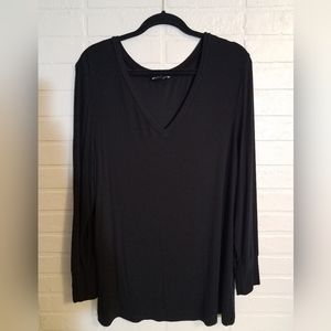 Universal Standard Foundation Long Sleeve, black V-Neck Tee size L